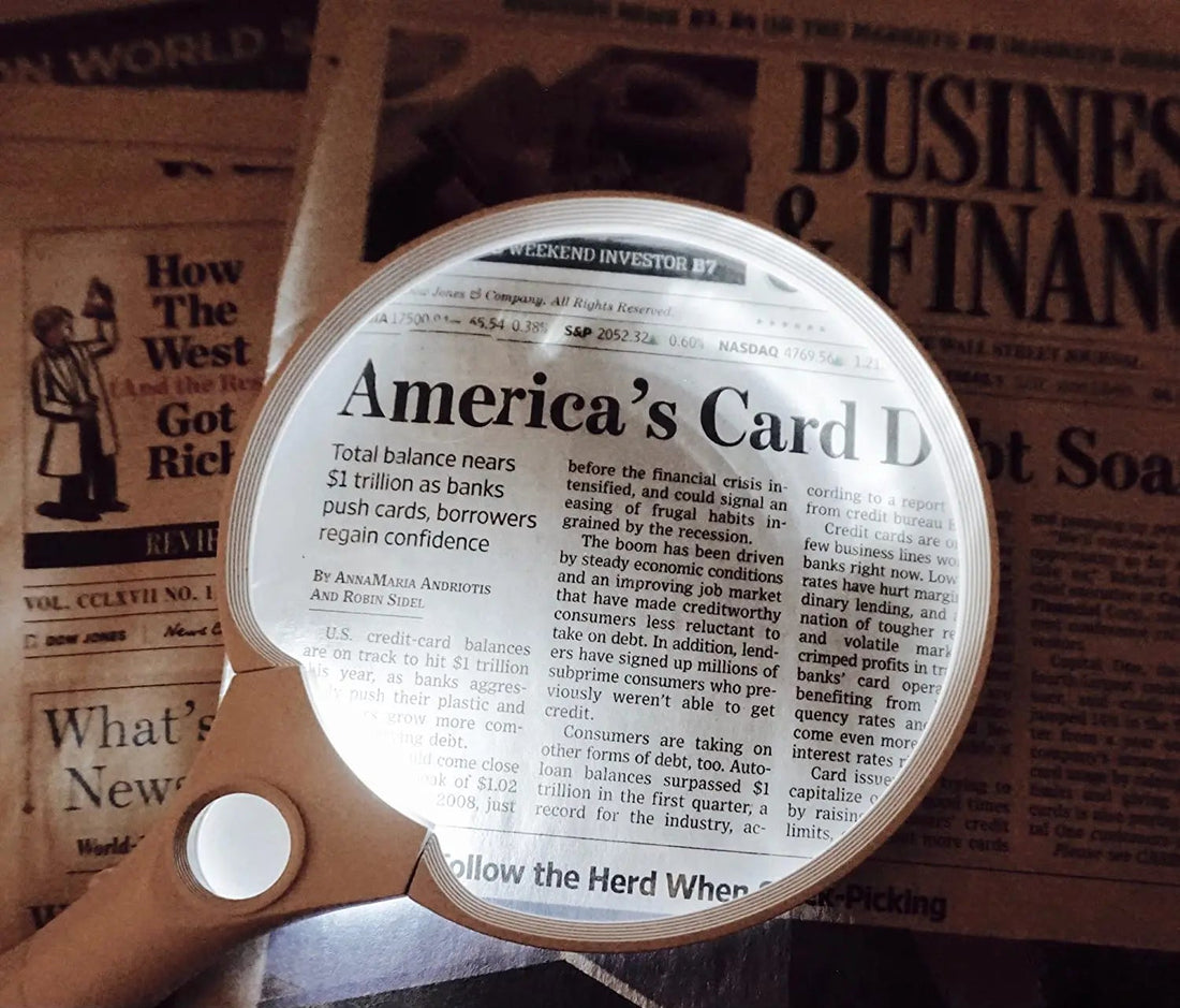 Loupe lumineuse pour malvoyant au-dessus d'un journal