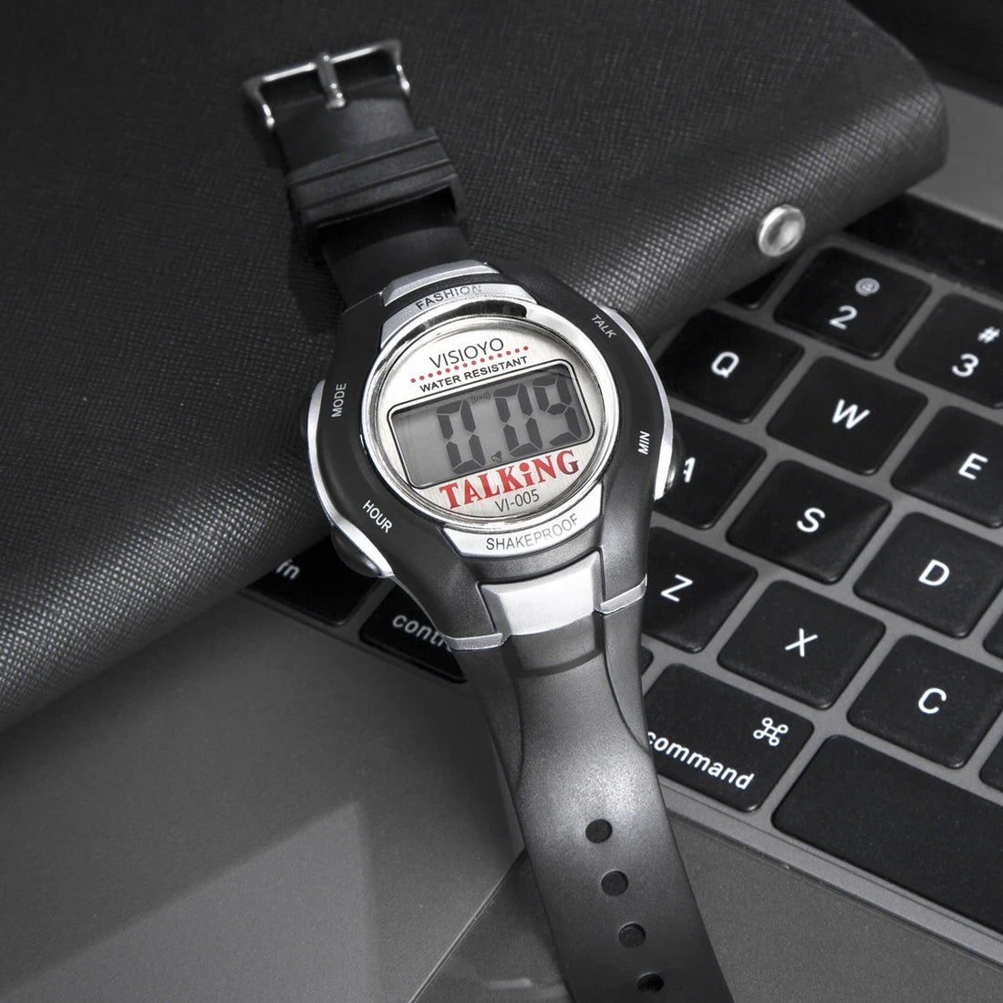 Montre parlante homme pour malvoyant portée au poignet