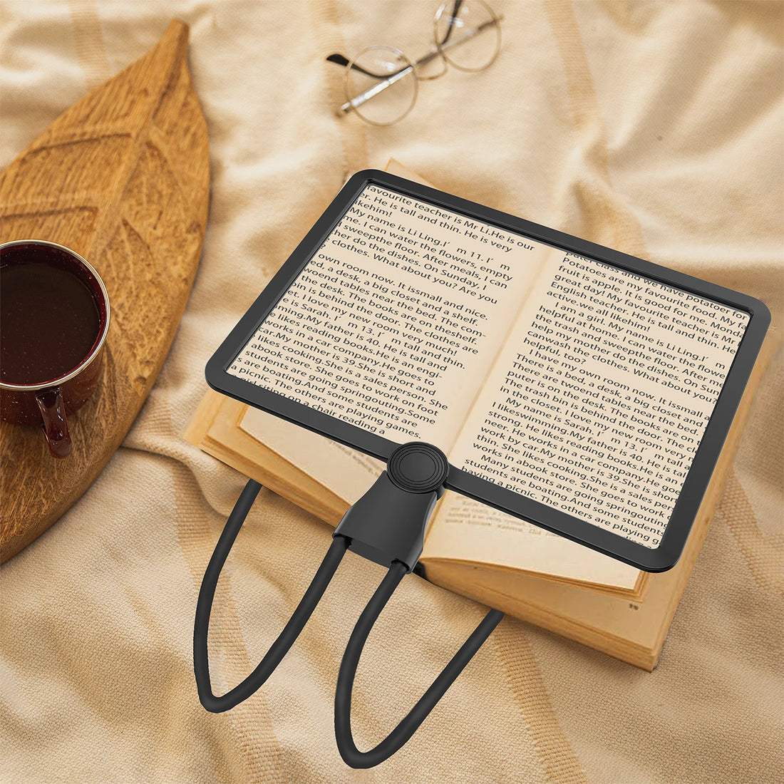 Loupe lumineuse mains libres posée sur un livre ouvert