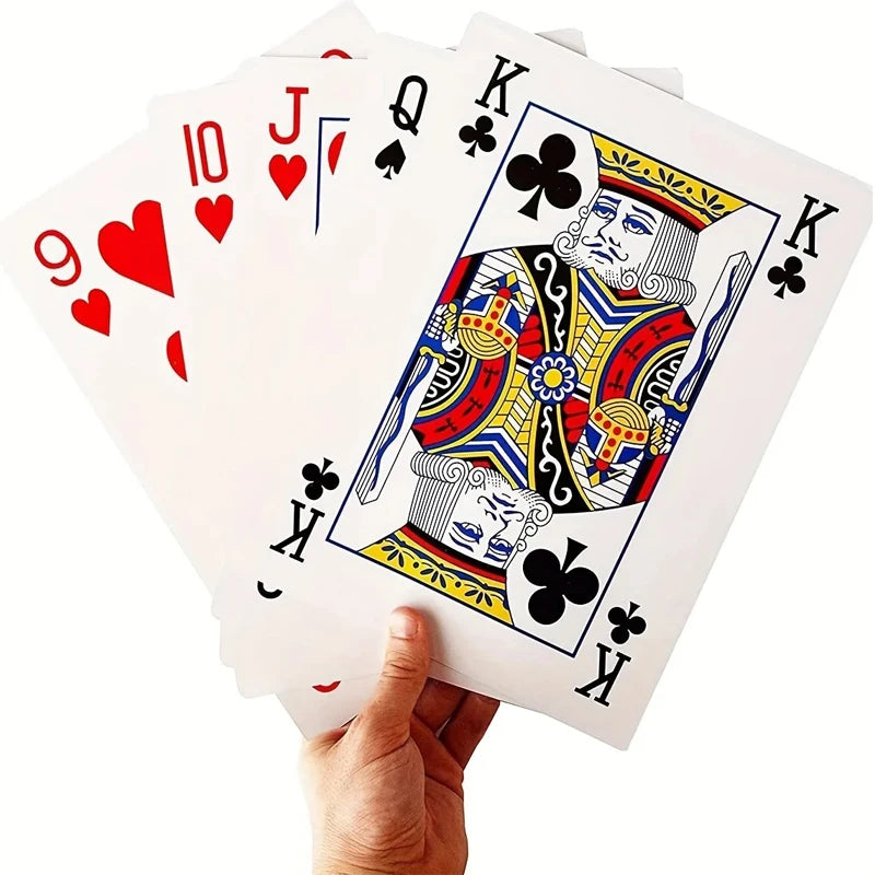 Cartes à jouer géantes pour malvoyant et senior en main