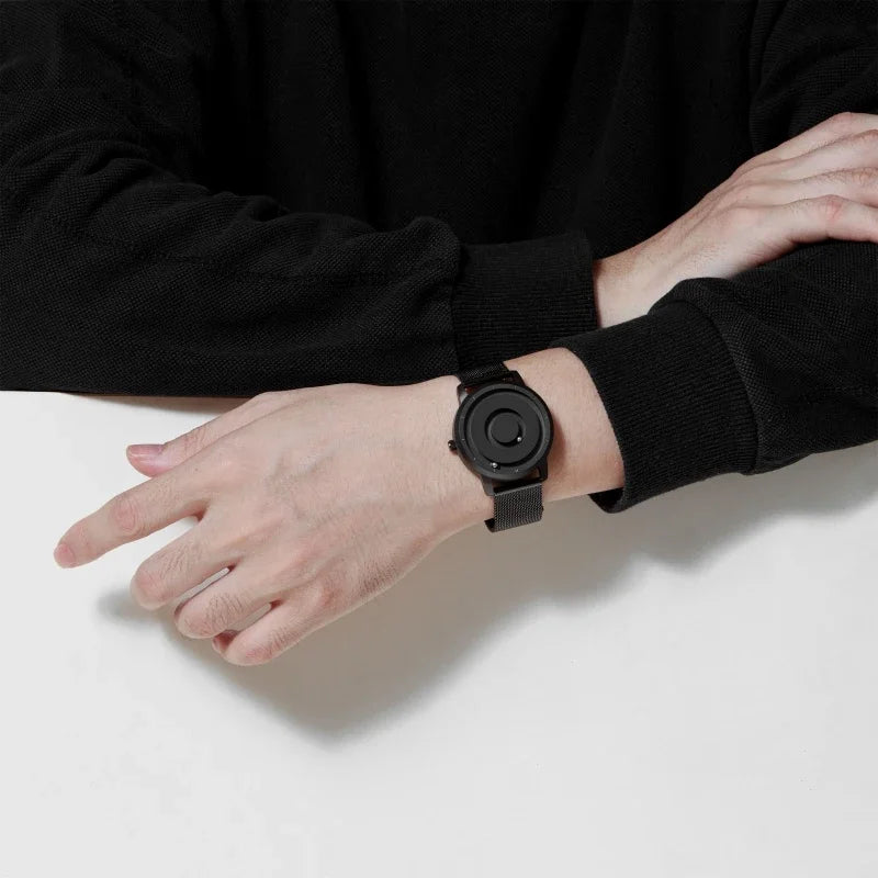 Montre braille magnétique à billes portée au poignet