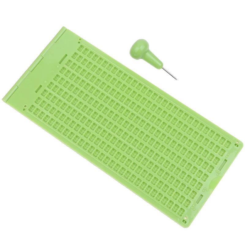 Ardoise braille portable de 4 lignes avec stylet, vue inclinée