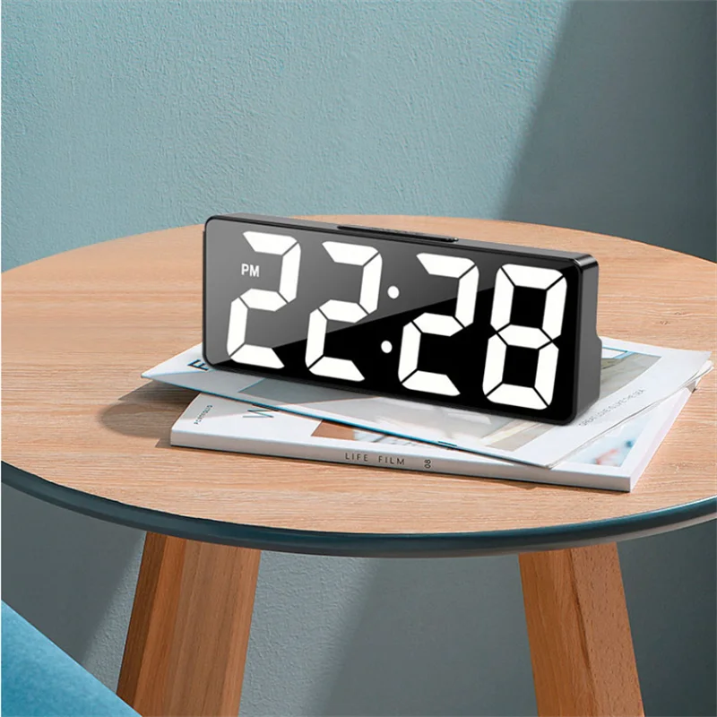 Horloge à gros chiffres pour malvoyant sur une table de chevet