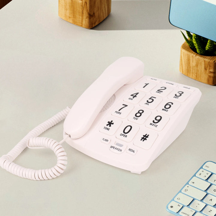 Téléphone fixe senior mains libres posé sur un bureau